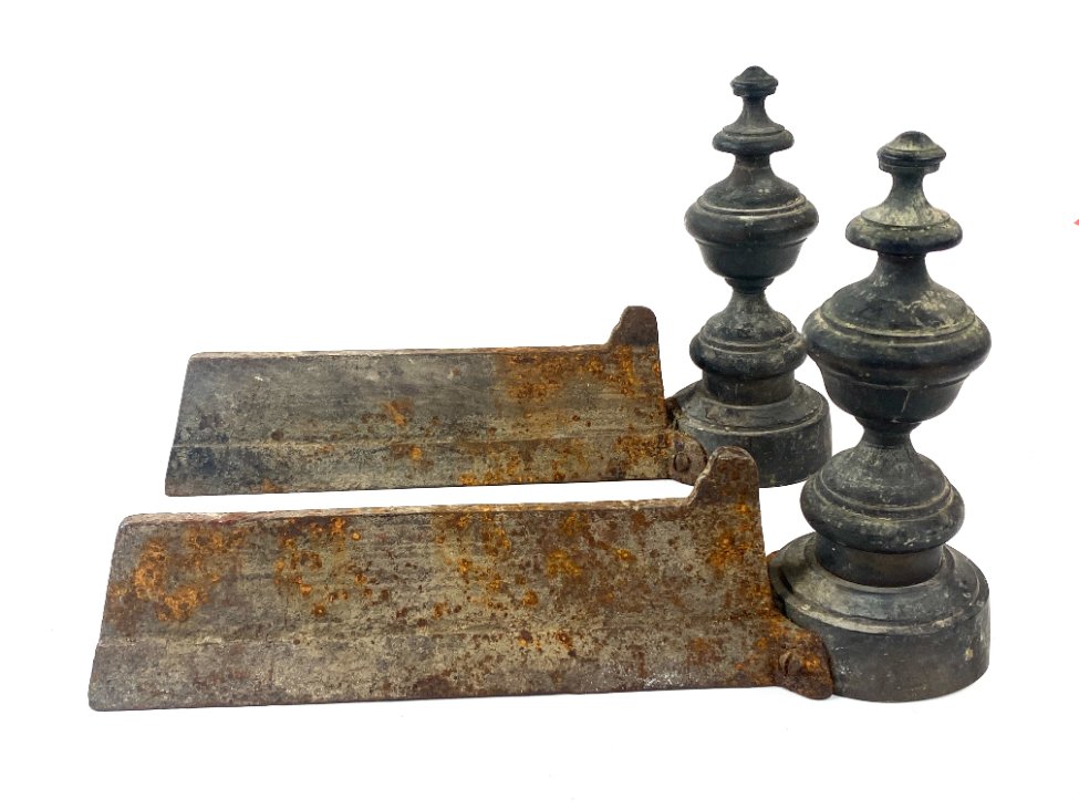 HK1104-irankiu-komplektai-stovai-2 Metaliniai židinio malkų laikikliai 2 vnt. Komplektas 8,5×32,5×19,5 cm