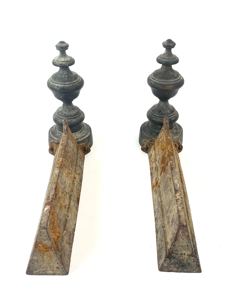 HK1104-irankiu-komplektai-stovai-4 Metaliniai židinio malkų laikikliai 2 vnt. Komplektas 8,5×32,5×19,5 cm