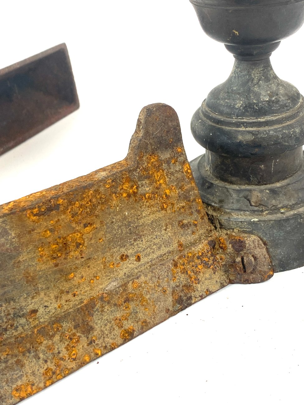 HK1104-irankiu-komplektai-stovai-6 Metaliniai židinio malkų laikikliai 2 vnt. Komplektas 8,5×32,5×19,5 cm