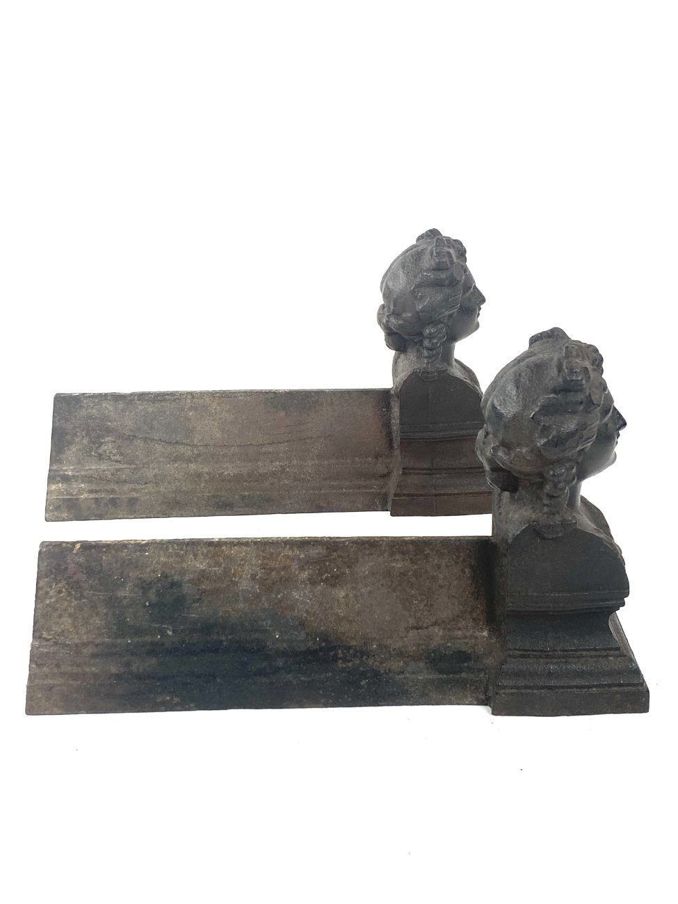 HK1105-irankiu-komplektai-stovai-1 Ketaus židinio malkų laikikliai 2 vnt. Komplektas 9,5×33,5×20 cm