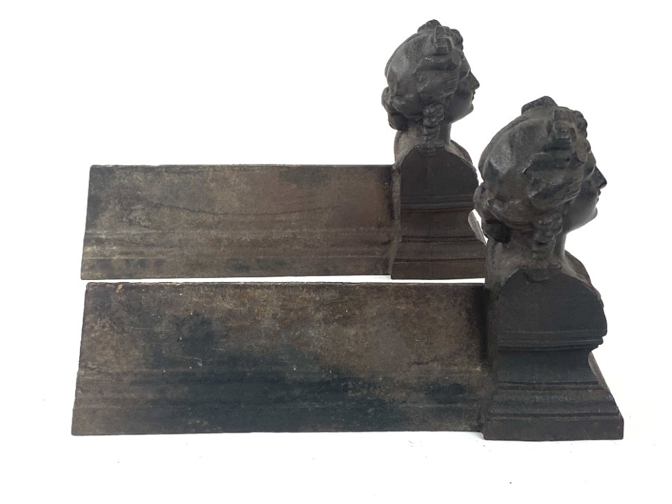 HK1105-irankiu-komplektai-stovai-2 Ketaus židinio malkų laikikliai 2 vnt. Komplektas 9,5×33,5×20 cm