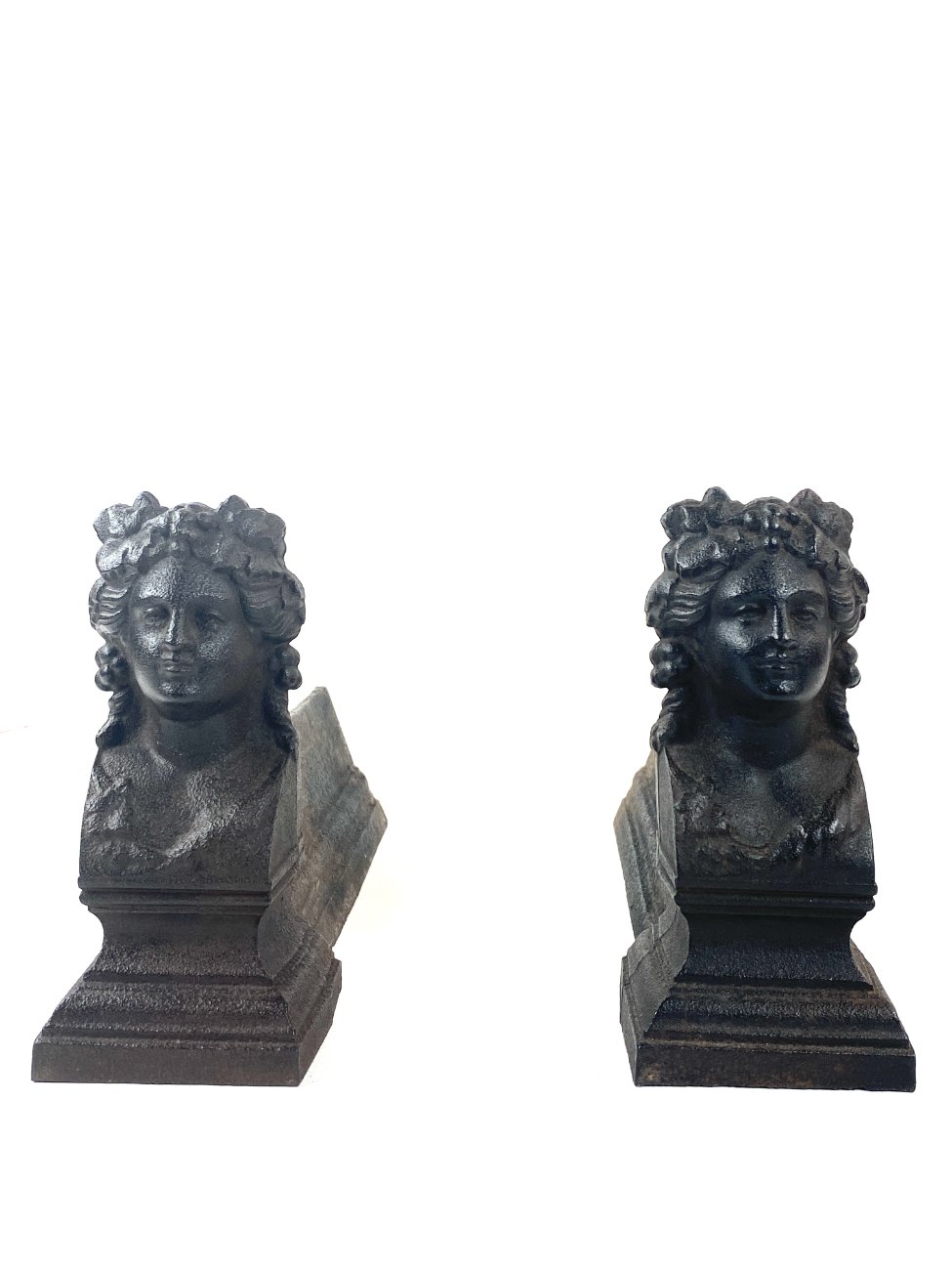 HK1105-irankiu-komplektai-stovai-3 Ketaus židinio malkų laikikliai 2 vnt. Komplektas 9,5×33,5×20 cm