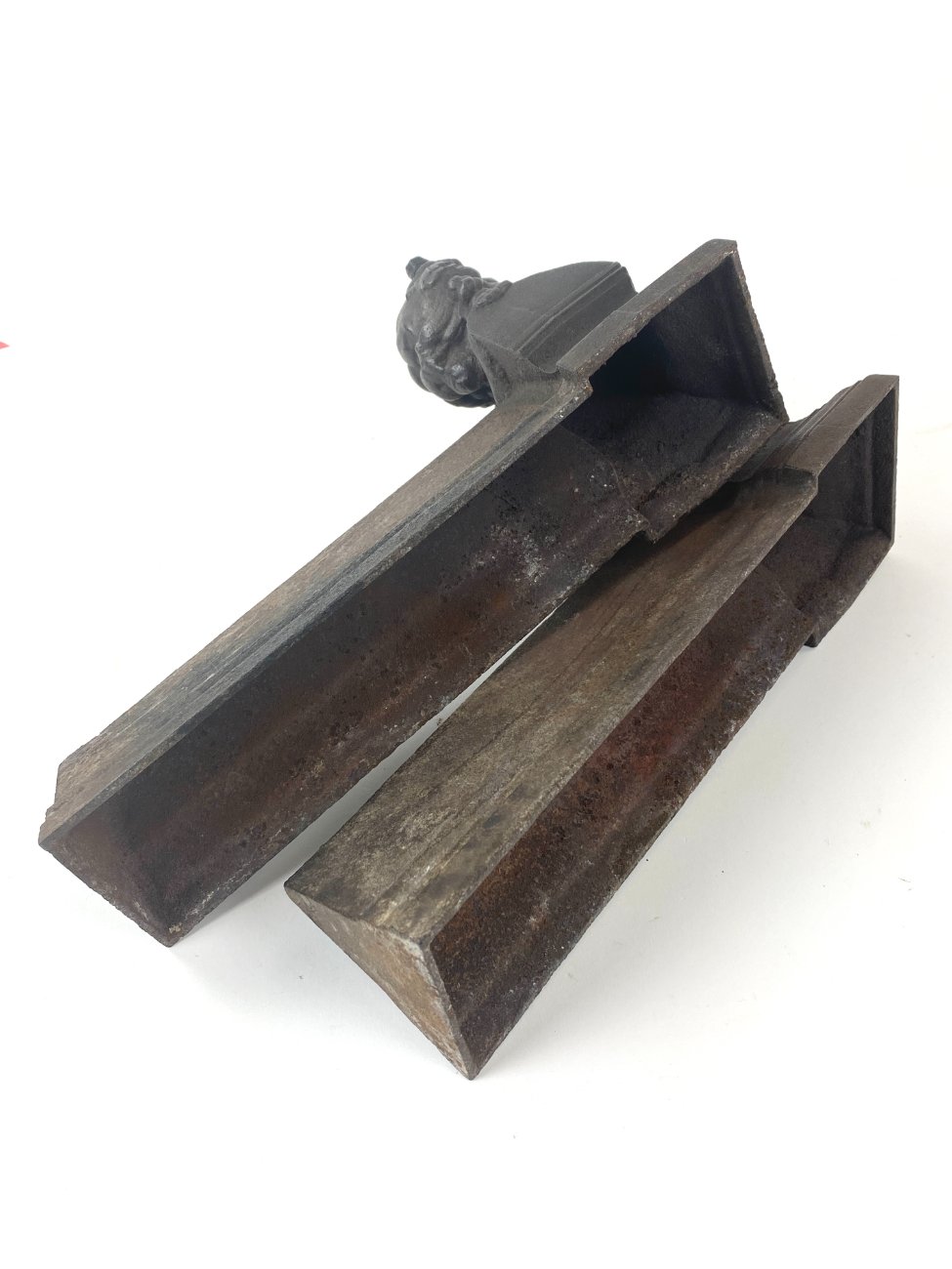 HK1105-irankiu-komplektai-stovai-6 Ketaus židinio malkų laikikliai 2 vnt. Komplektas 9,5×33,5×20 cm