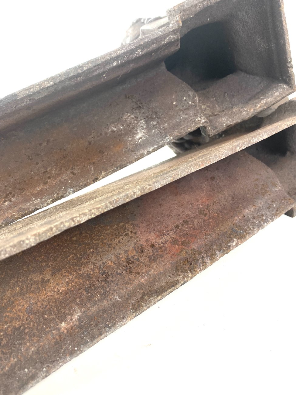 HK1105-irankiu-komplektai-stovai-7 Ketaus židinio malkų laikikliai 2 vnt. Komplektas 9,5×33,5×20 cm