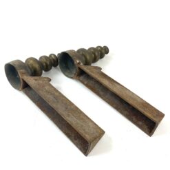 Žalvariniai malkų stovai – židinio dekoracijos 2 vnt. kompl. 9,5x39x21 cm