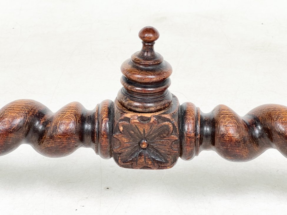 HK1119-stalai-10 Senovinis, raižytas, ąžuolinis rašomasis stalas su stalčiumi 67x133x76 cm