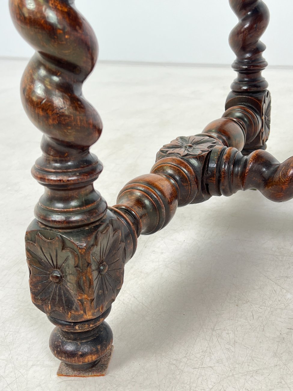 HK1119-stalai-11 Senovinis, raižytas, ąžuolinis rašomasis stalas su stalčiumi 67x133x76 cm