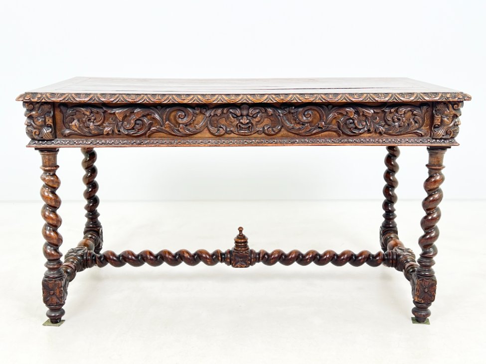 HK1119-stalai-12 Senovinis, raižytas, ąžuolinis rašomasis stalas su stalčiumi 67x133x76 cm