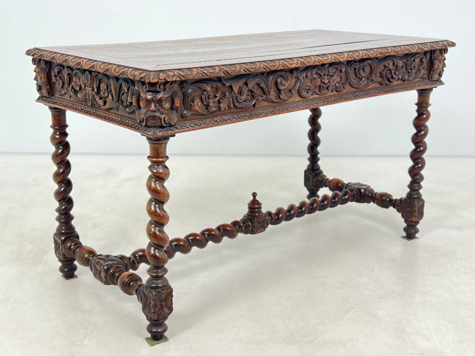 HK1119-stalai-13 Senovinis, raižytas, ąžuolinis rašomasis stalas su stalčiumi 67x133x76 cm