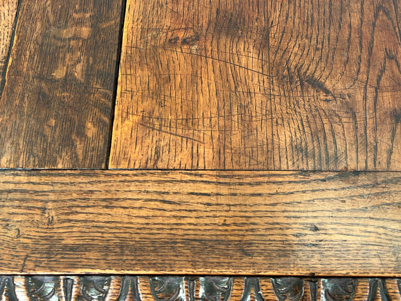 HK1119-stalai-16 Senovinis, raižytas, ąžuolinis rašomasis stalas su stalčiumi 67x133x76 cm