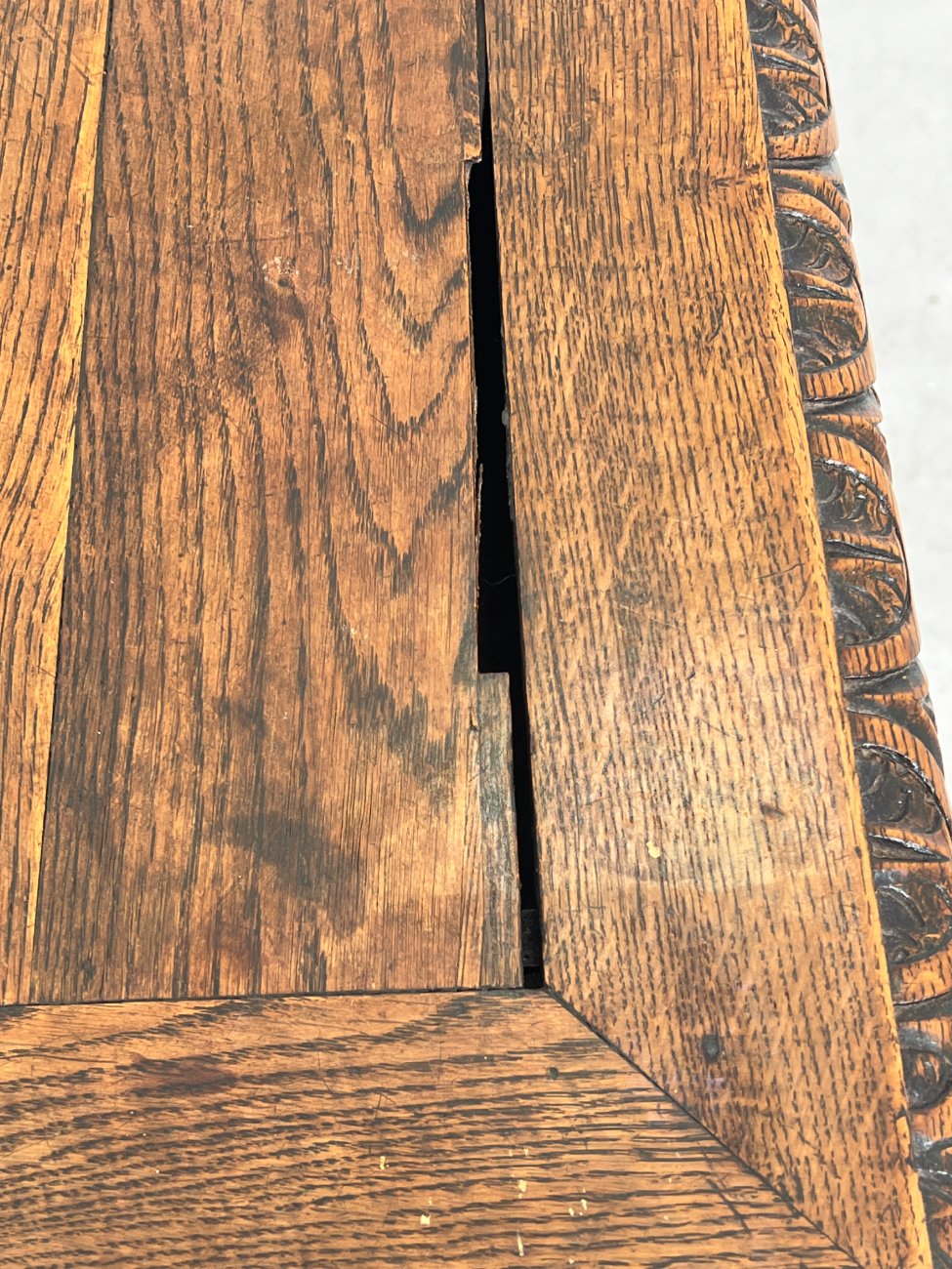 HK1119-stalai-17 Senovinis, raižytas, ąžuolinis rašomasis stalas su stalčiumi 67x133x76 cm