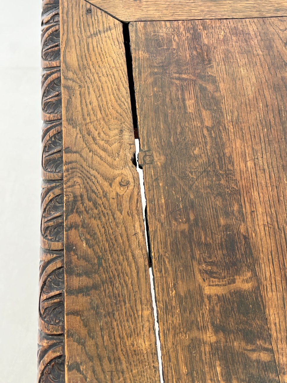 HK1119-stalai-18 Senovinis, raižytas, ąžuolinis rašomasis stalas su stalčiumi 67x133x76 cm