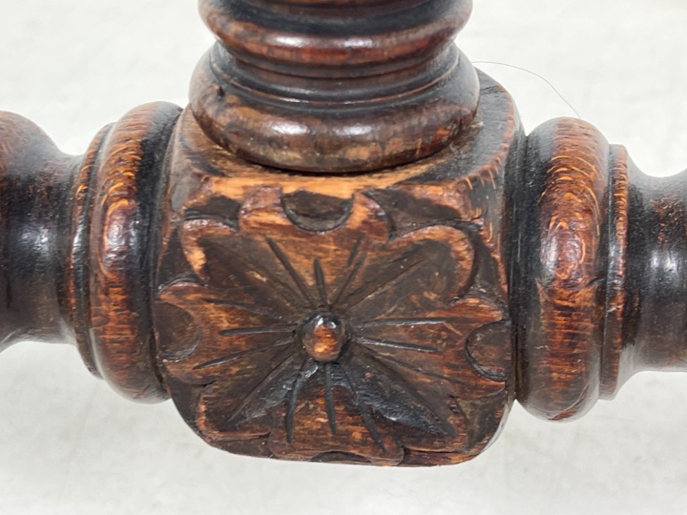 HK1119-stalai-19 Senovinis, raižytas, ąžuolinis rašomasis stalas su stalčiumi 67x133x76 cm