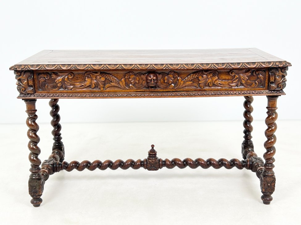 HK1119-stalai-2 Senovinis, raižytas, ąžuolinis rašomasis stalas su stalčiumi 67x133x76 cm