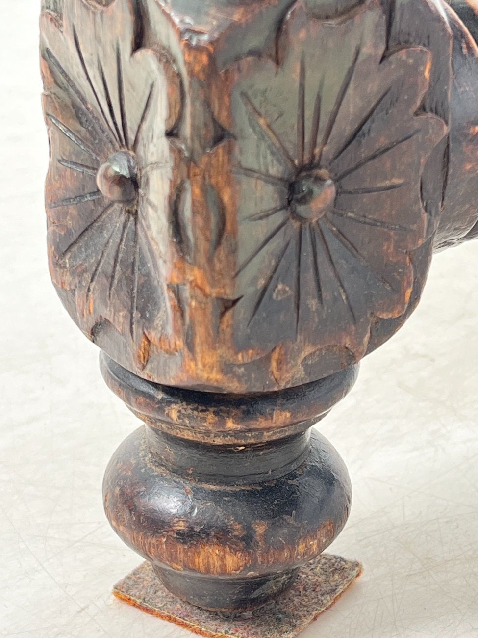 HK1119-stalai-20 Senovinis, raižytas, ąžuolinis rašomasis stalas su stalčiumi 67x133x76 cm