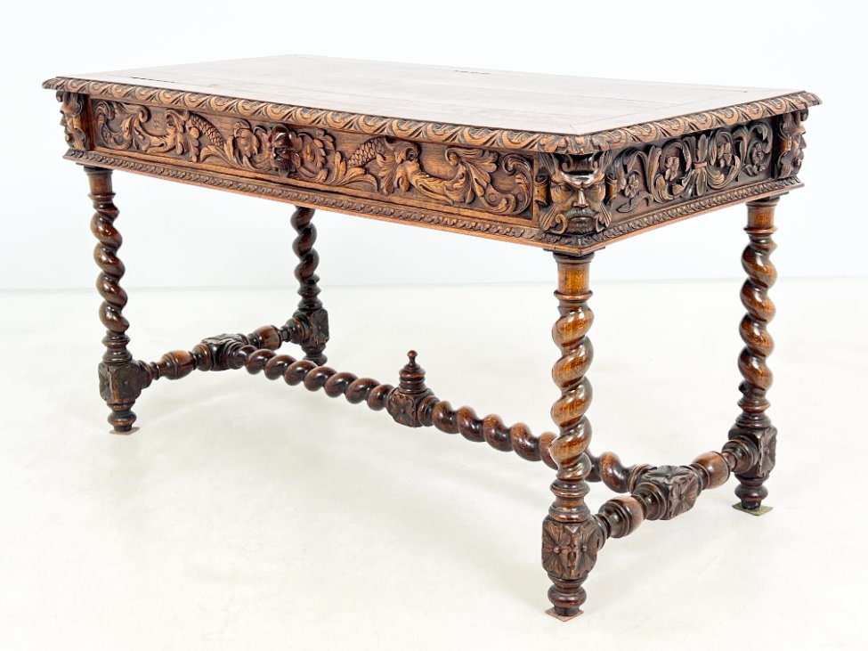 HK1119-stalai-3 Senovinis, raižytas, ąžuolinis rašomasis stalas su stalčiumi 67x133x76 cm