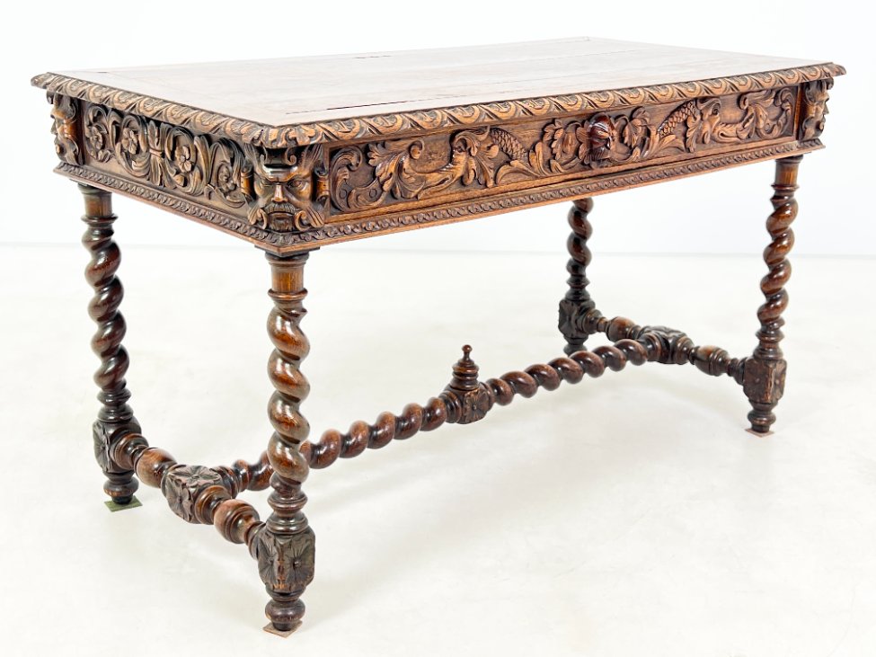 HK1119-stalai-4 Senovinis, raižytas, ąžuolinis rašomasis stalas su stalčiumi 67x133x76 cm