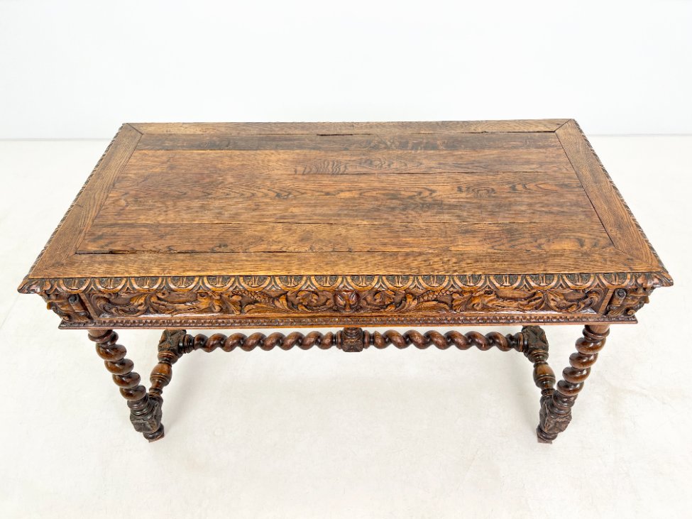 HK1119-stalai-5 Senovinis, raižytas, ąžuolinis rašomasis stalas su stalčiumi 67x133x76 cm