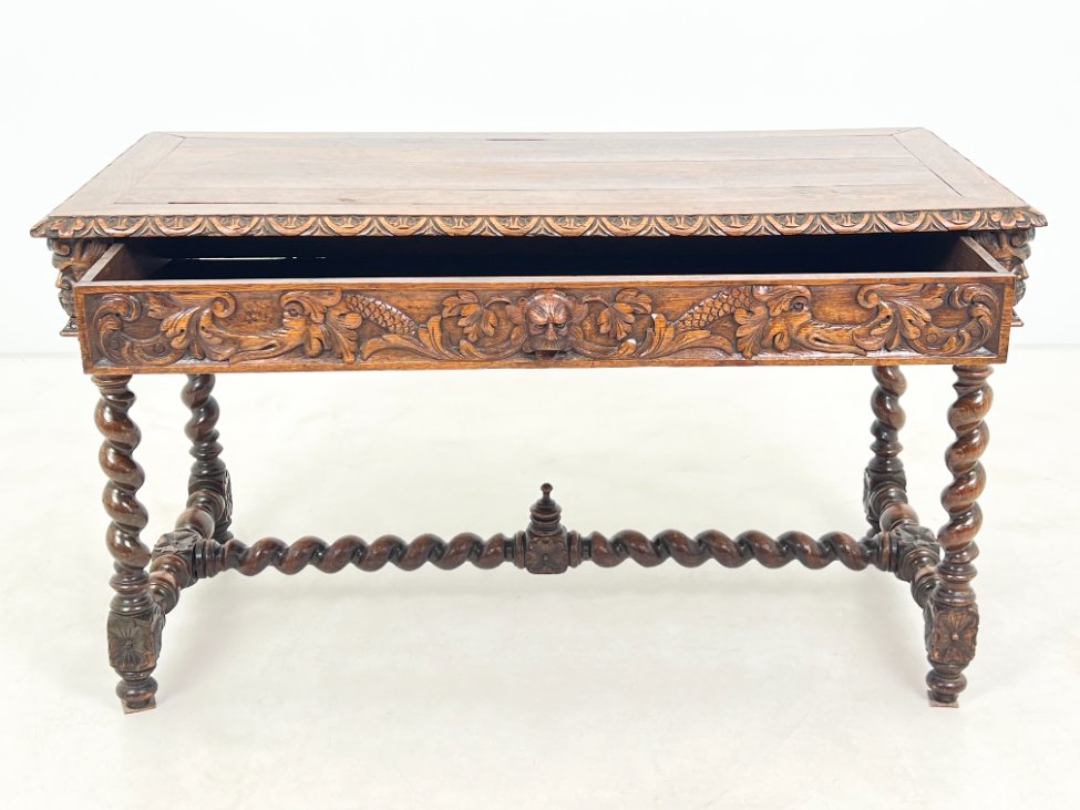 HK1119-stalai-6 Senovinis, raižytas, ąžuolinis rašomasis stalas su stalčiumi 67x133x76 cm