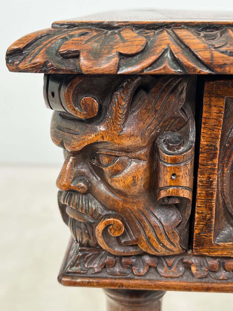 HK1119-stalai-7 Senovinis, raižytas, ąžuolinis rašomasis stalas su stalčiumi 67x133x76 cm