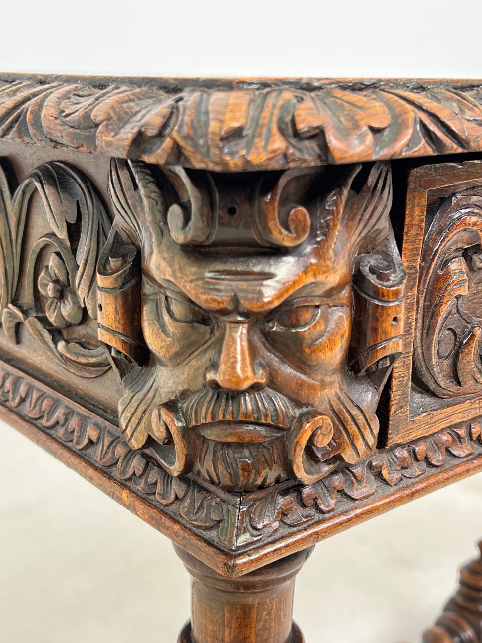 HK1119-stalai-8 Senovinis, raižytas, ąžuolinis rašomasis stalas su stalčiumi 67x133x76 cm