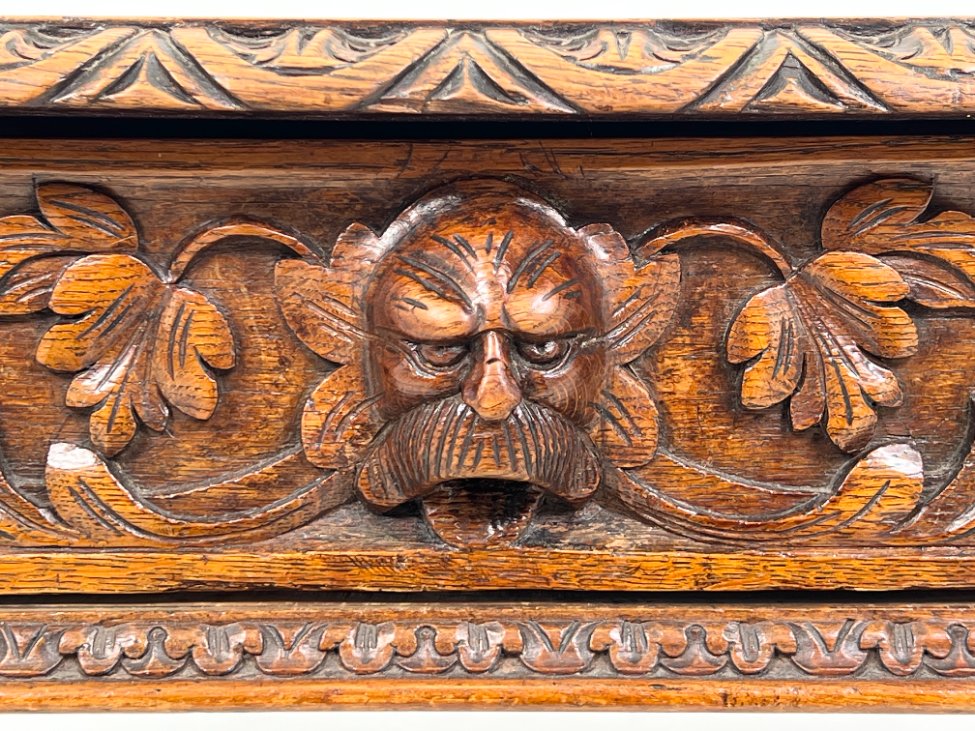 HK1119-stalai-9 Senovinis, raižytas, ąžuolinis rašomasis stalas su stalčiumi 67x133x76 cm