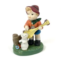 Porcelianinė berniuko statula su šuniuku 5x8x11,5 cm