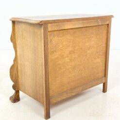 Ąžuolinė trijų stalčių komoda su liūto kojomis 41x76x66 cm
