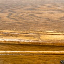 Ąžuolinė trijų stalčių komoda su liūto kojomis 41x76x66 cm