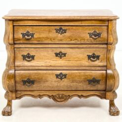 Ąžuolinė trijų stalčių komoda su liūto kojomis 41x76x66 cm