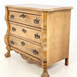 Ąžuolinė trijų stalčių komoda su liūto kojomis 41x76x66 cm