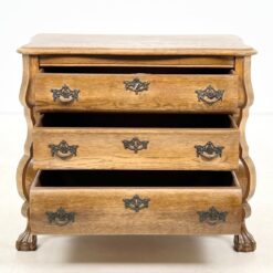 Ąžuolinė trijų stalčių komoda su liūto kojomis 41x76x66 cm