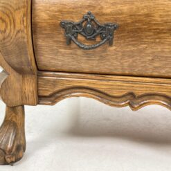 Ąžuolinė trijų stalčių komoda su liūto kojomis 41x76x66 cm