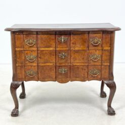 Barokinio stiliaus riešutmedžio komoda su trejais stalčiais 45x87x69 cm