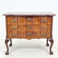 Barokinio stiliaus riešutmedžio komoda su trejais stalčiais 45x87x69 cm