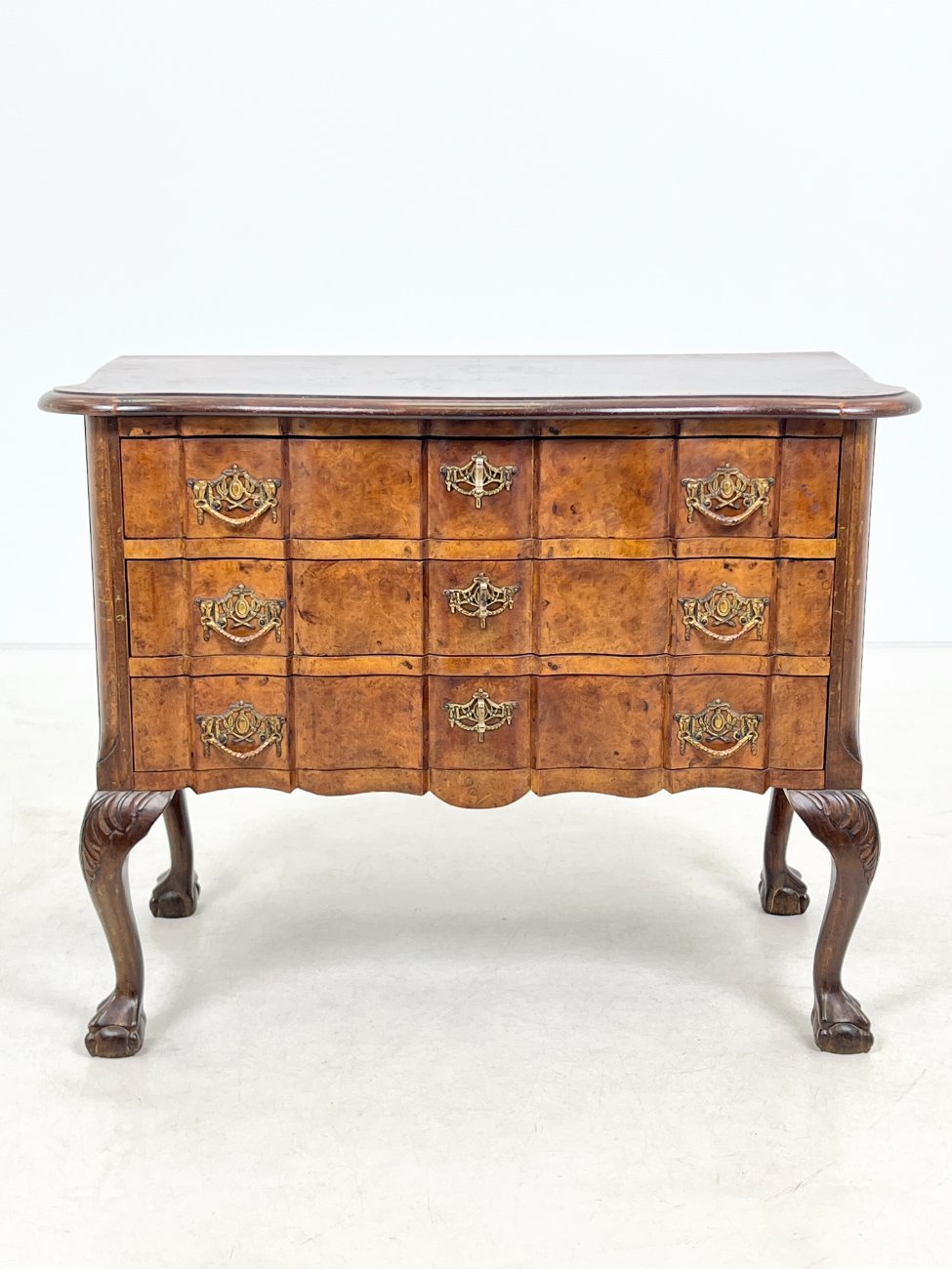 HK1131-komodos-1 Barokinio stiliaus riešutmedžio komoda su trejais stalčiais 45x87x69 cm