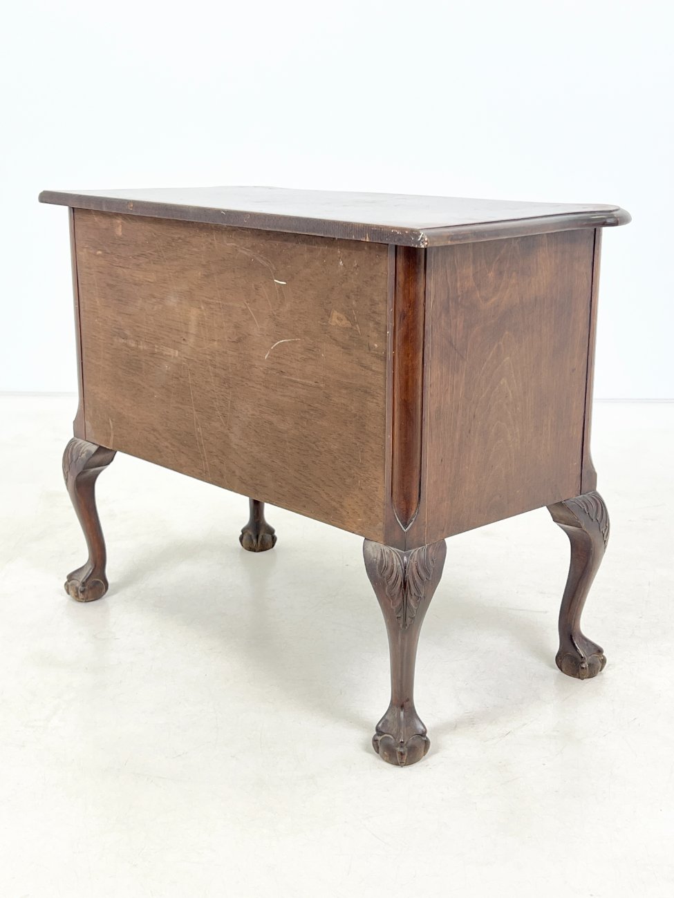 HK1131-komodos-10 Barokinio stiliaus riešutmedžio komoda su trejais stalčiais 45x87x69 cm