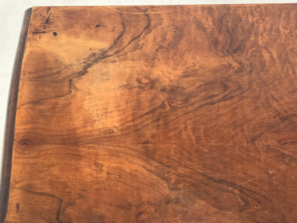 HK1131-komodos-11 Barokinio stiliaus riešutmedžio komoda su trejais stalčiais 45x87x69 cm