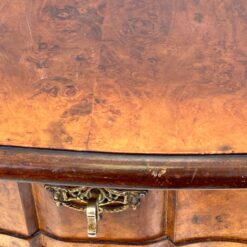 Barokinio stiliaus riešutmedžio komoda su trejais stalčiais 45x87x69 cm