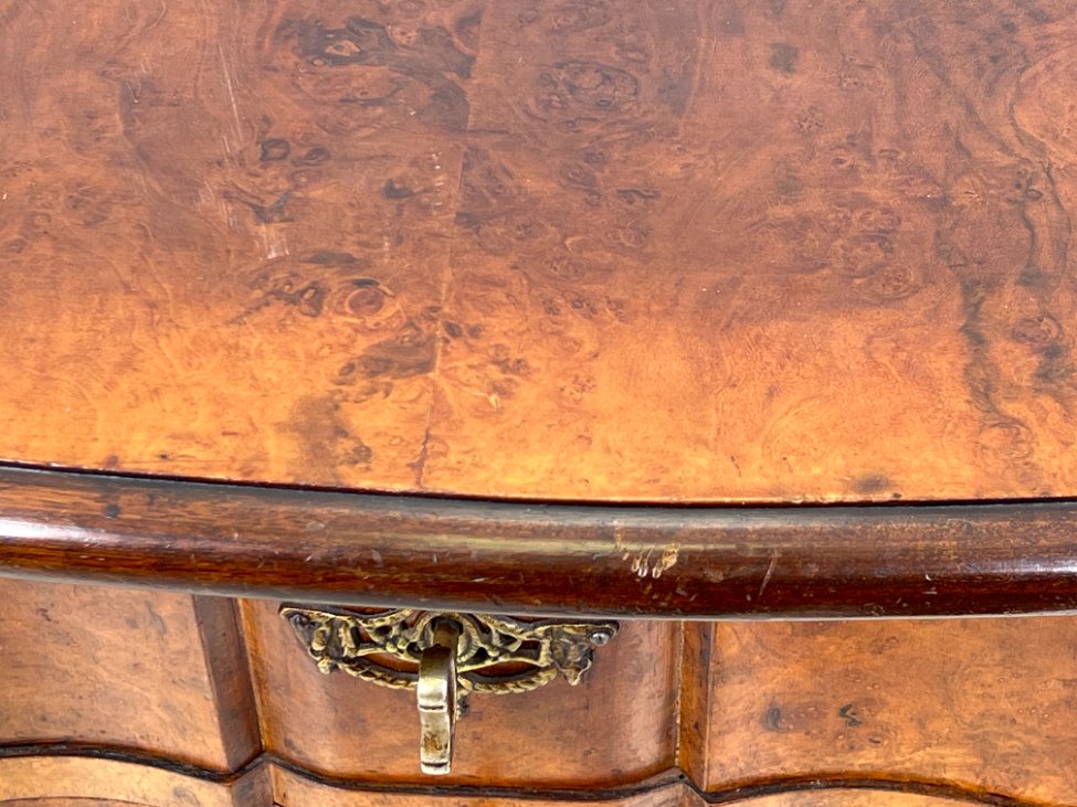 HK1131-komodos-12 Barokinio stiliaus riešutmedžio komoda su trejais stalčiais 45x87x69 cm