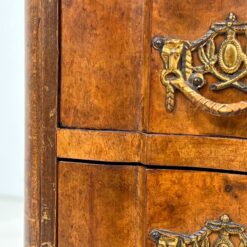 Barokinio stiliaus riešutmedžio komoda su trejais stalčiais 45x87x69 cm