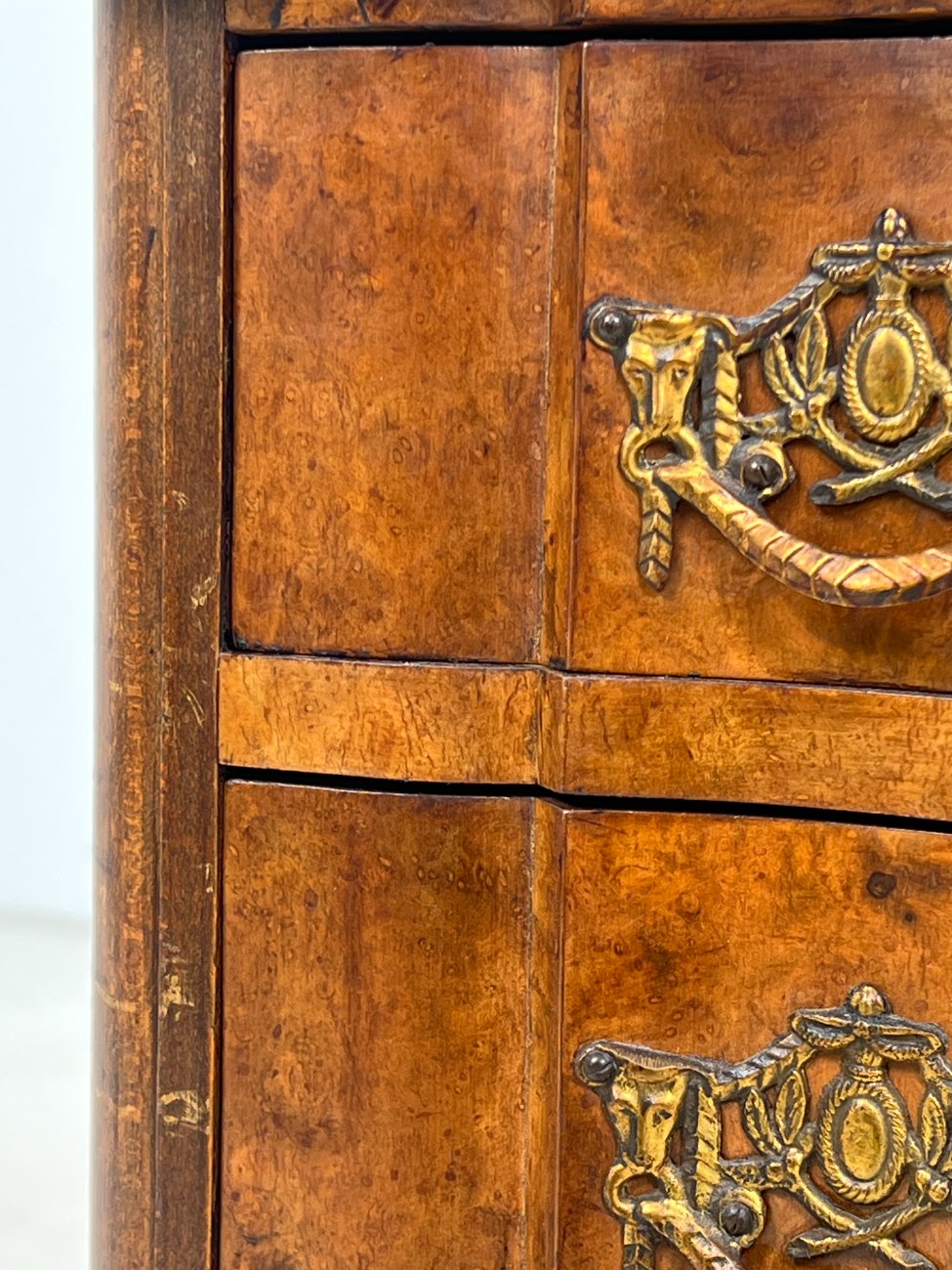 HK1131-komodos-13 Barokinio stiliaus riešutmedžio komoda su trejais stalčiais 45x87x69 cm