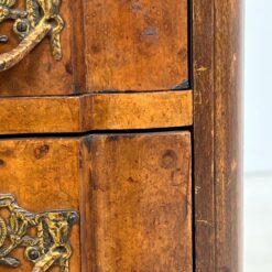 Barokinio stiliaus riešutmedžio komoda su trejais stalčiais 45x87x69 cm