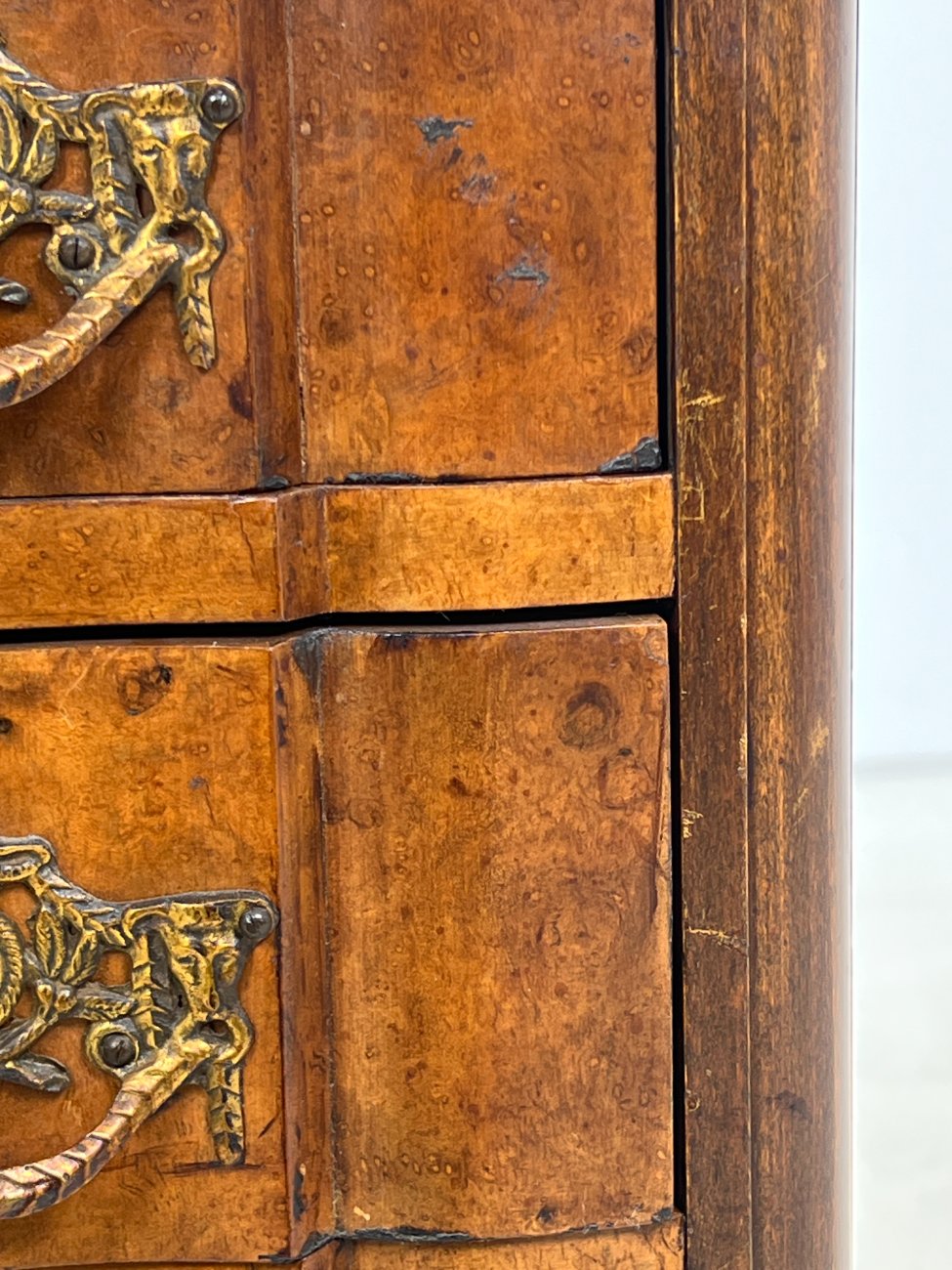 HK1131-komodos-14 Barokinio stiliaus riešutmedžio komoda su trejais stalčiais 45x87x69 cm