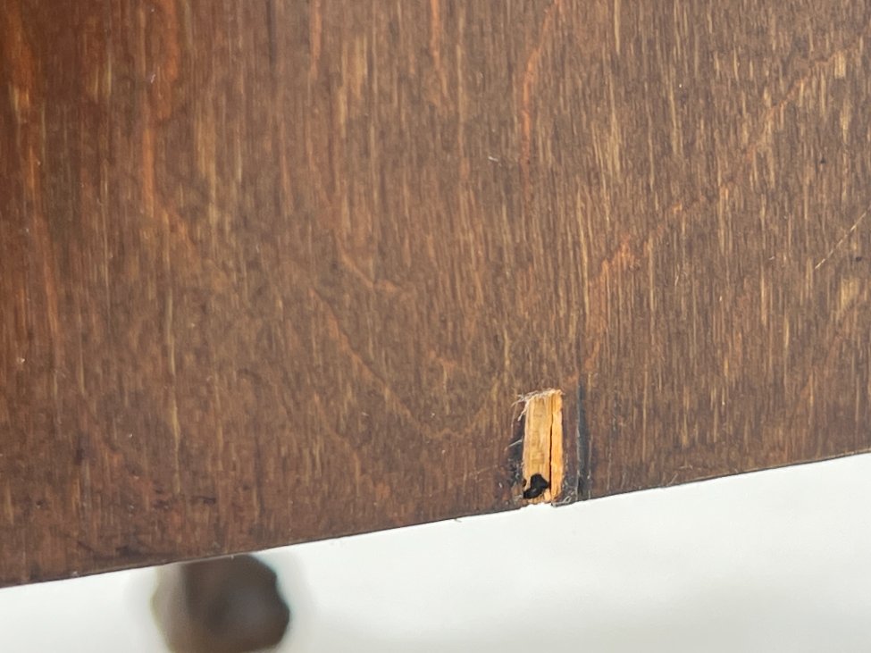 HK1131-komodos-15 Barokinio stiliaus riešutmedžio komoda su trejais stalčiais 45x87x69 cm