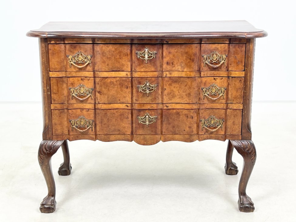 HK1131-komodos-2 Barokinio stiliaus riešutmedžio komoda su trejais stalčiais 45x87x69 cm