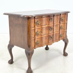 Barokinio stiliaus riešutmedžio komoda su trejais stalčiais 45x87x69 cm