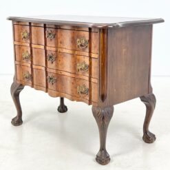 Barokinio stiliaus riešutmedžio komoda su trejais stalčiais 45x87x69 cm