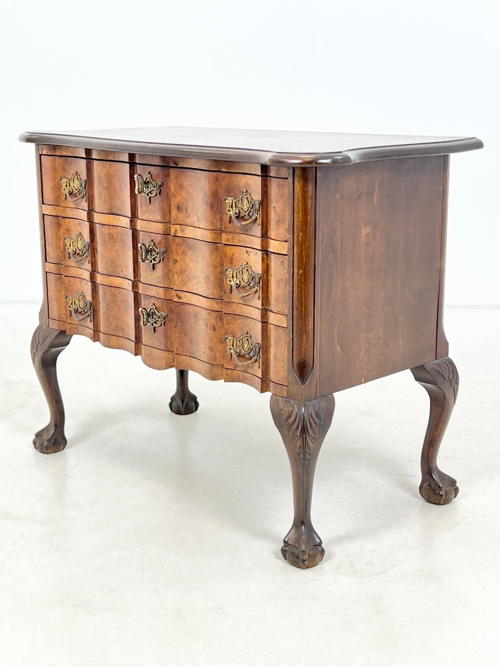 HK1131-komodos-4 Barokinio stiliaus riešutmedžio komoda su trejais stalčiais 45x87x69 cm