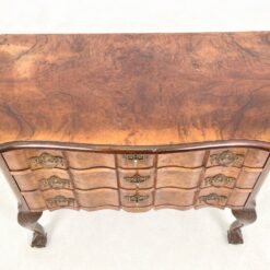 Barokinio stiliaus riešutmedžio komoda su trejais stalčiais 45x87x69 cm